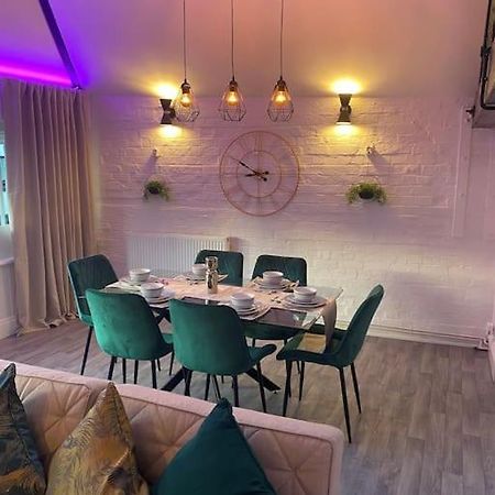 Lovely 2 Bedroom Penthouse Apartment In Chester - Free Parking!! Eksteriør billede