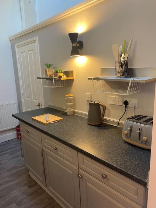 Lovely 2 Bedroom Penthouse Apartment In Chester - Free Parking!! Eksteriør billede