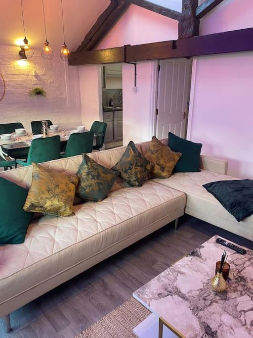 Lovely 2 Bedroom Penthouse Apartment In Chester - Free Parking!! Eksteriør billede