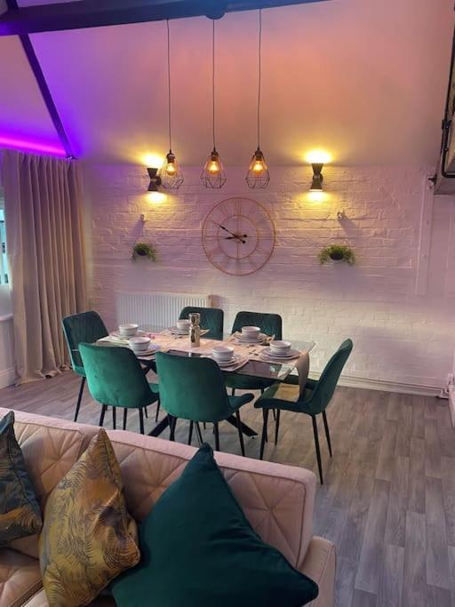 Lovely 2 Bedroom Penthouse Apartment In Chester - Free Parking!! Eksteriør billede