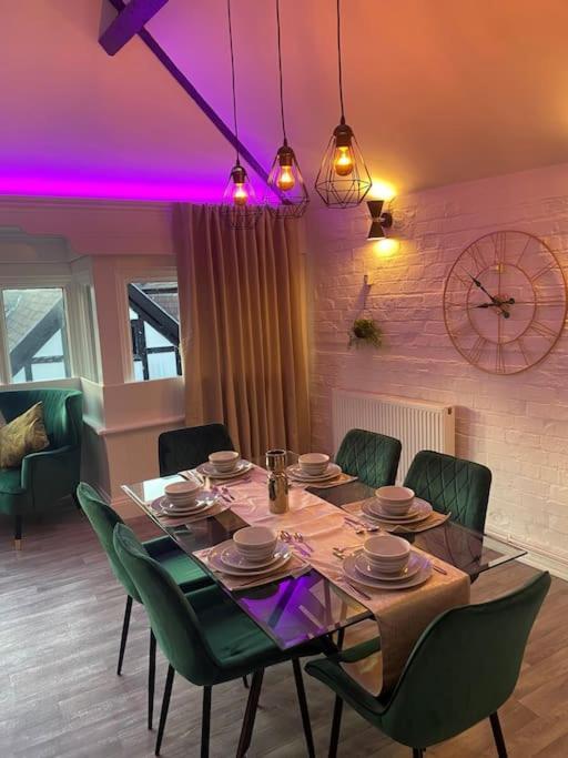 Lovely 2 Bedroom Penthouse Apartment In Chester - Free Parking!! Eksteriør billede