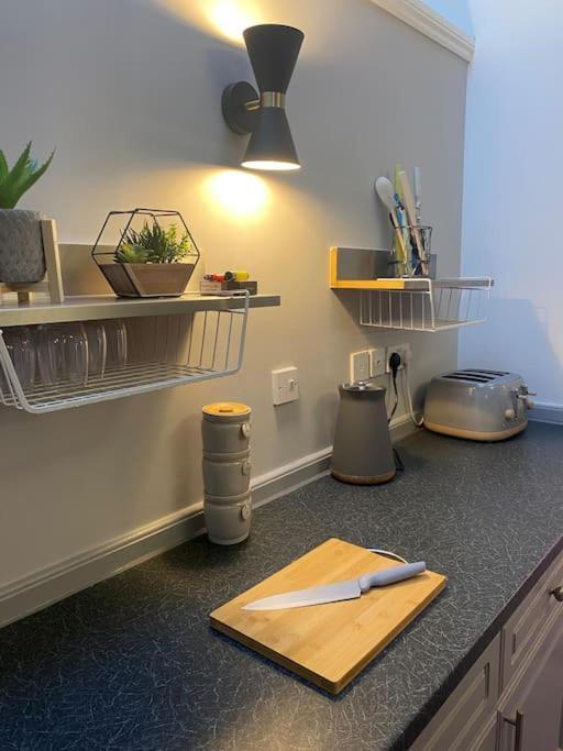 Lovely 2 Bedroom Penthouse Apartment In Chester - Free Parking!! Eksteriør billede